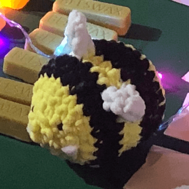 Knitted Bee
